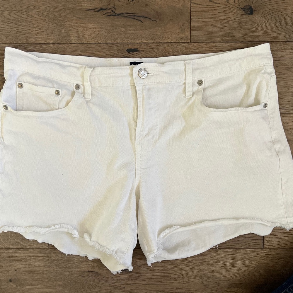 GAP 1969 White Denim Jean Shorts - Size 31